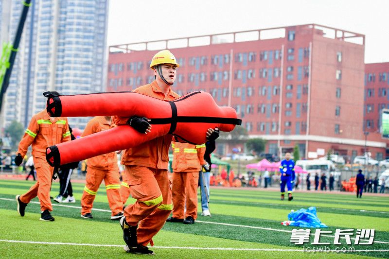 参赛队员抱着假人健步如飞。