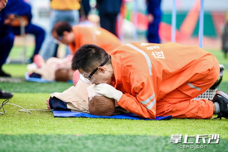 参赛队员进行人工呼吸操作。