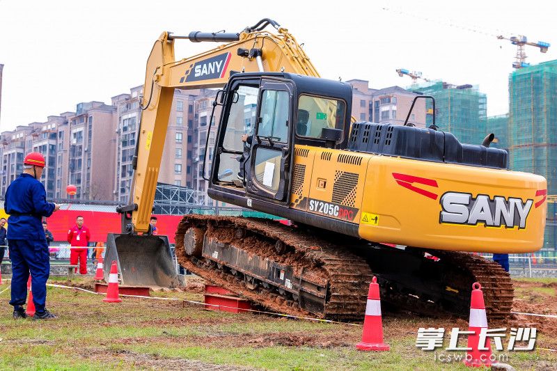 挖掘机操作比赛现场，队员按要求进行操作。