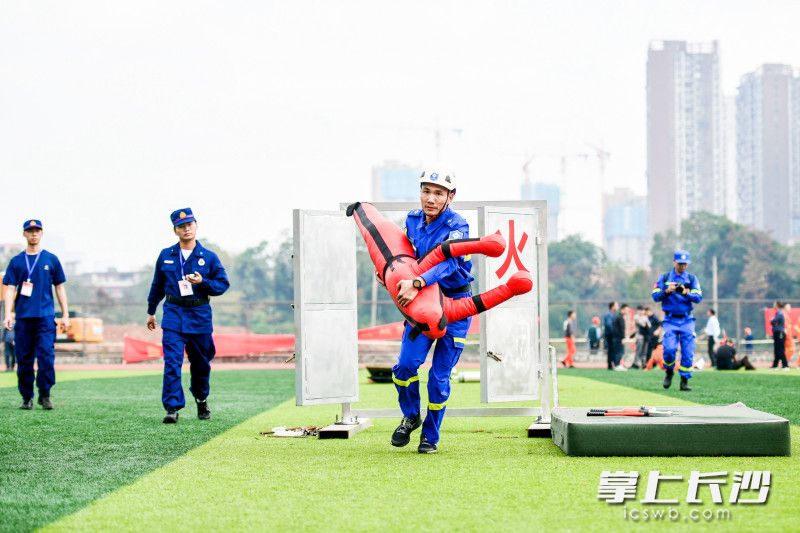 破拆救援比赛现场，成功救出“被困者”。