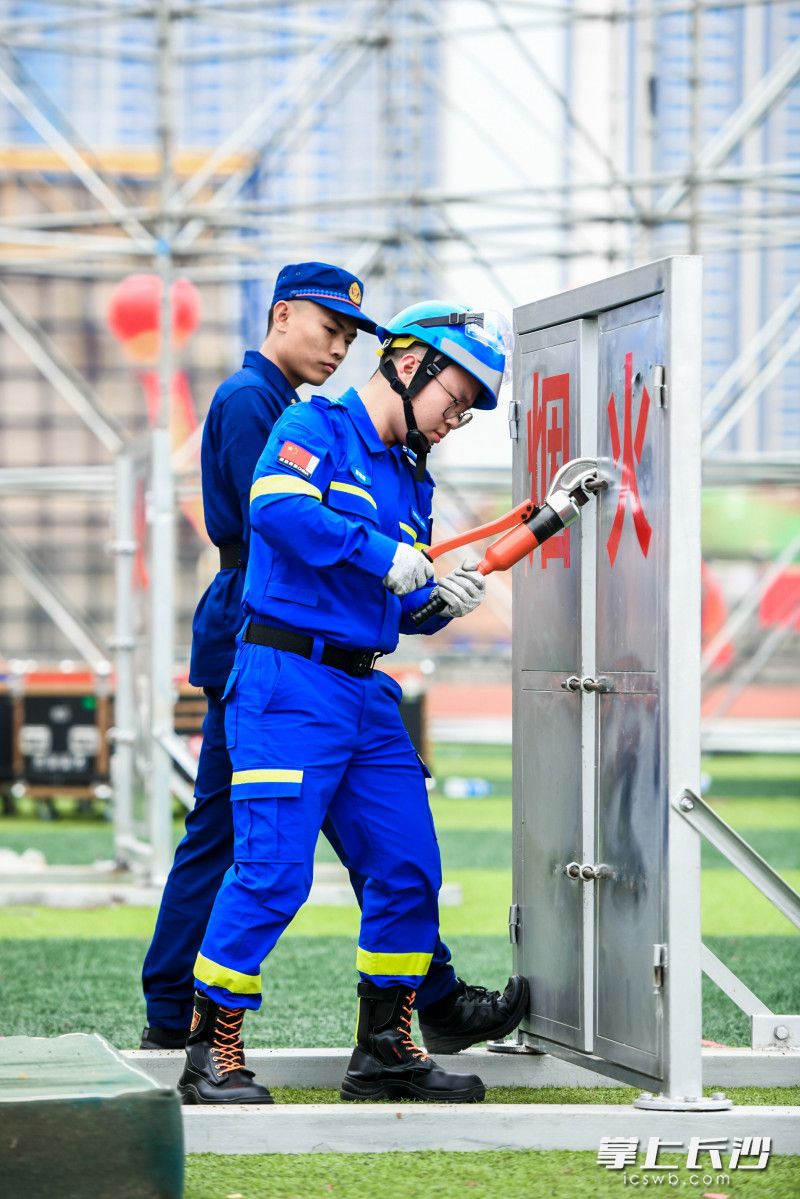 参赛队员使用破拆工具进行破拆作业。