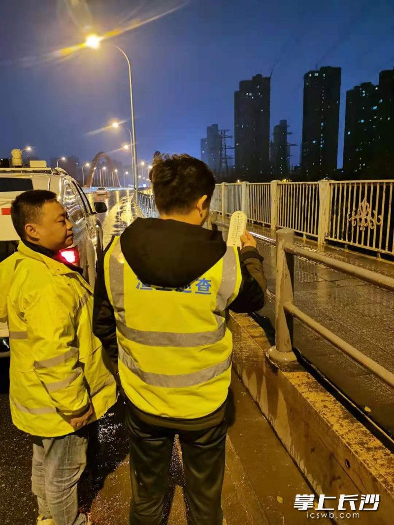凌晨芙蓉环卫工作人员在实测桥面气温。谢国强供图