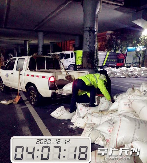 防冰冻装载工业盐馓路面。谢国强供图