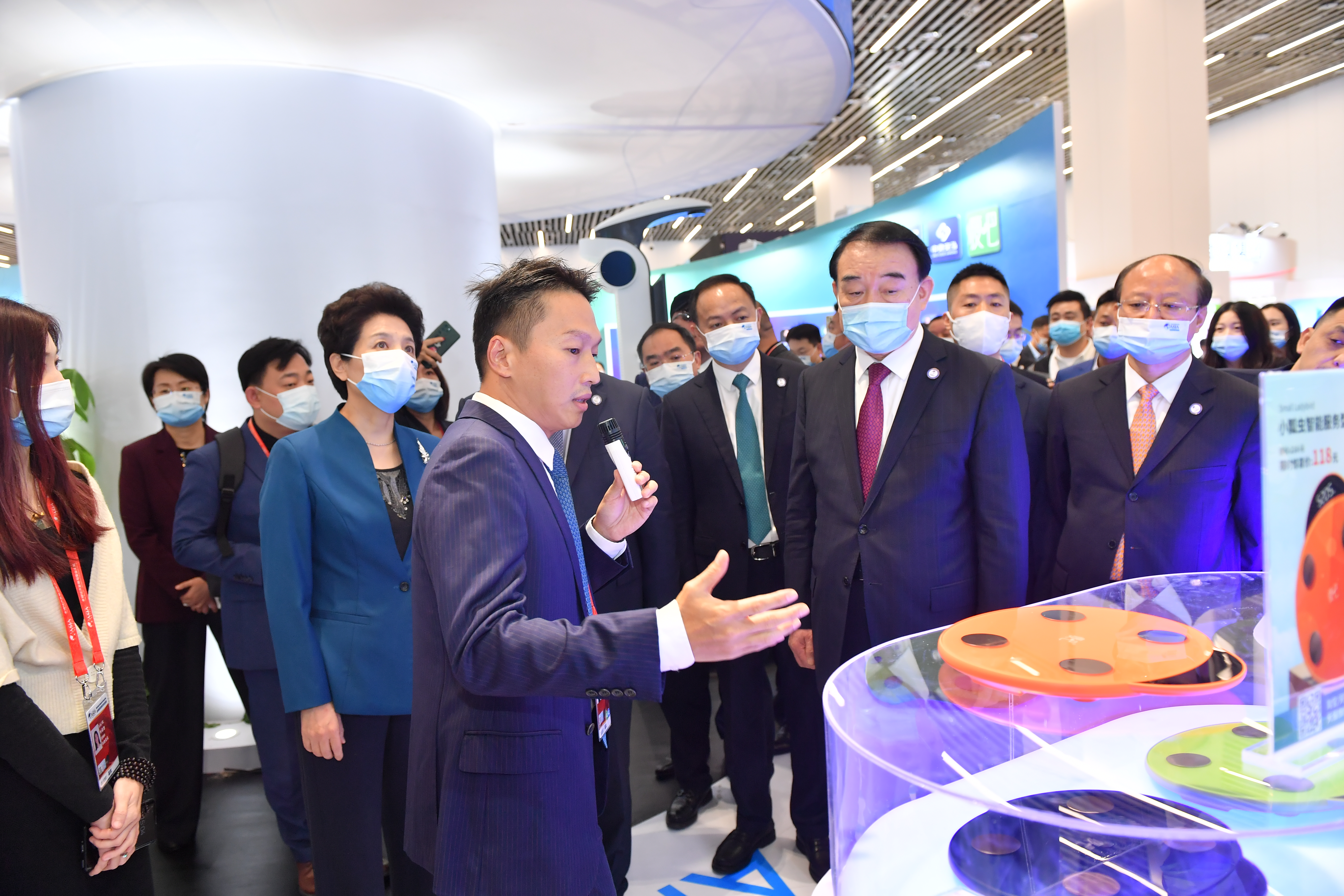 中食安泓小瓢虫智能服务型体脂秤颇受与会嘉宾关注。 长沙晚报全媒体记者  邹麟  摄