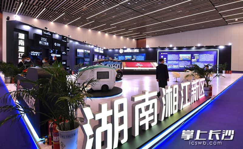 湖南湘江新区展台上将智造之城的气质拿捏得妥妥的。长沙晚报全媒体记者  邹麟 摄