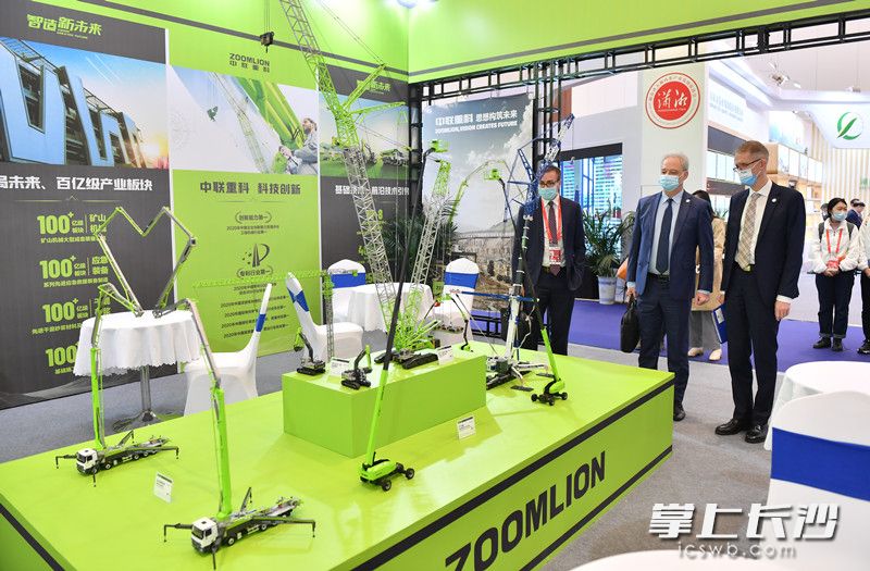 博鳌亚洲论坛全球经济发展与安全论坛博览会中联重科展区的模型版“机甲天团”同样吸引了海内外的参展商。长沙晚报全媒体记者  邹麟 摄