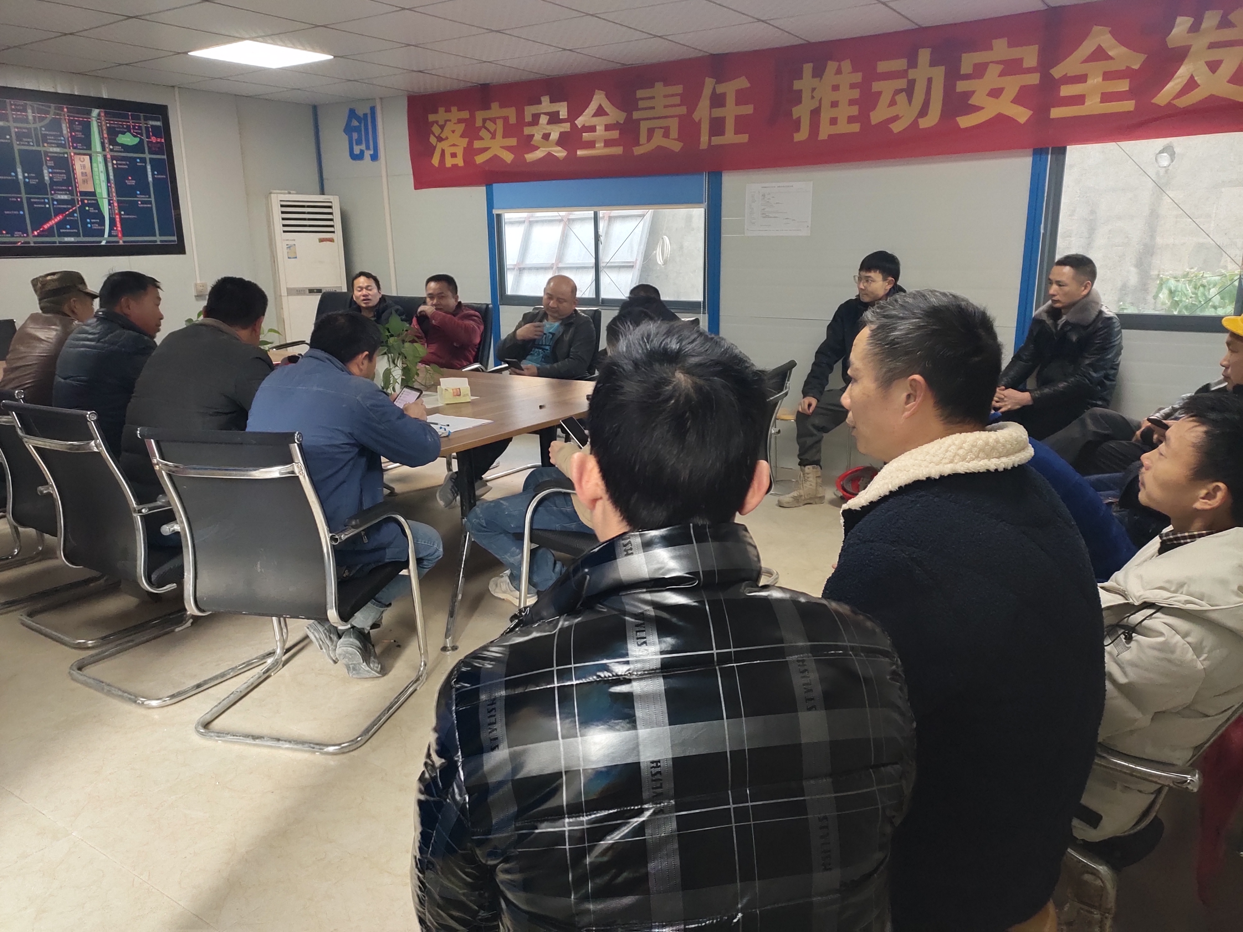 一项目部正在进行安全警示教育。