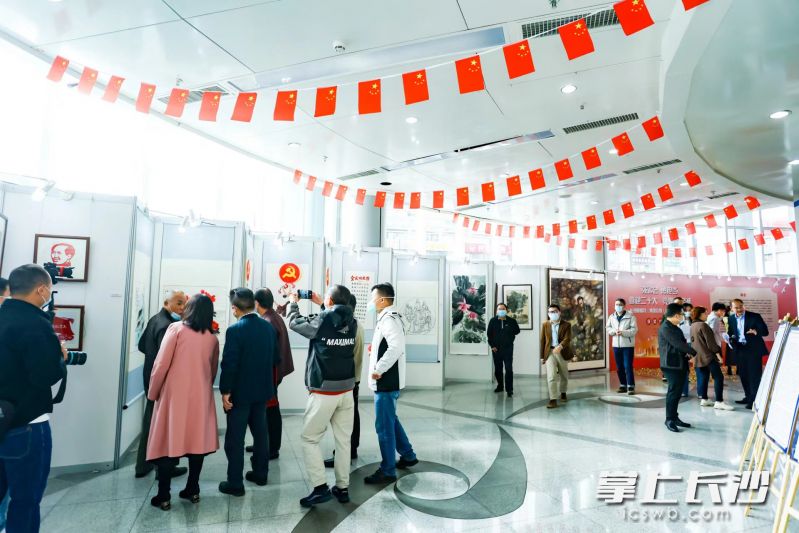 长沙晚报社（集团公司）“强省会 勇担当 喜迎二十大 党媒永忠诚”主题文艺创作大赛吸引了众多观众观展。