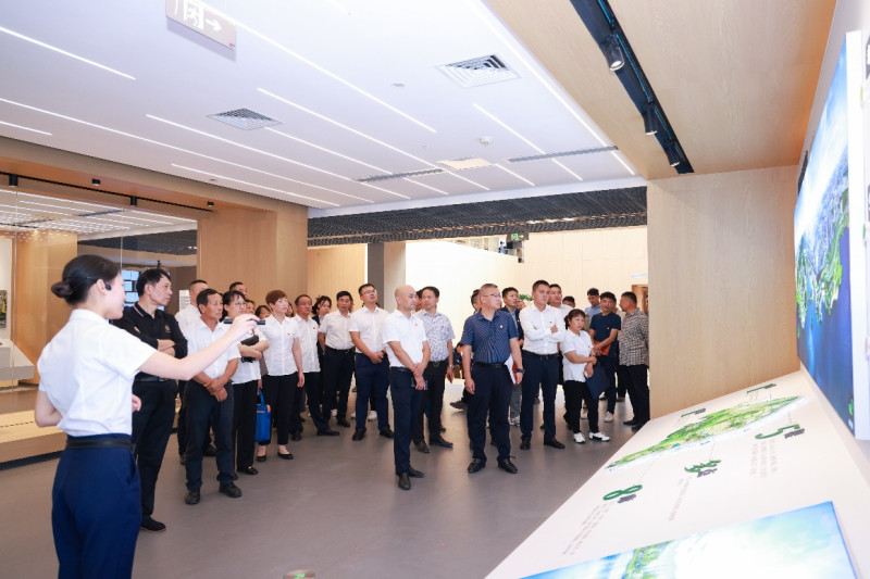 与会人员参观湘江新区城市馆