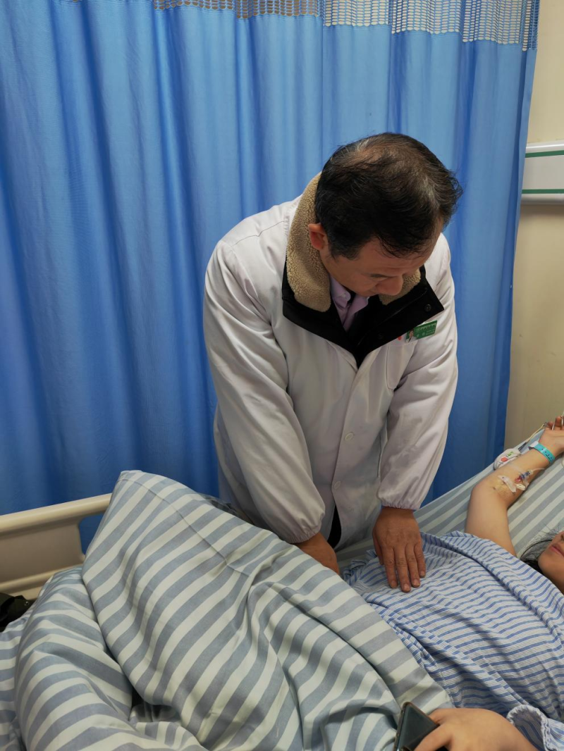 普外科主任、副主任医师李卷查看患儿术后的恢复情况。 普外科主任、副主任医师李卷查看患儿术后的恢复情况。