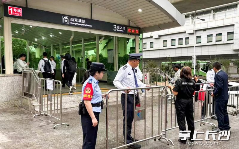 长沙地铁持续开展“三清一畅”专项整治，维护车站出入口周边环境清洁、秩序清爽、设施清亮、通道畅通。   长沙地铁供图