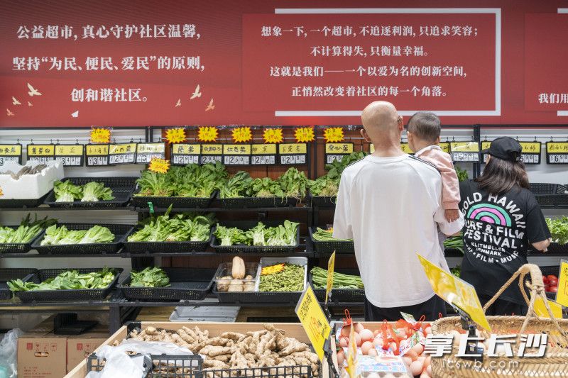 井巷社区雷锋超市。全媒体记者 周数邑 摄