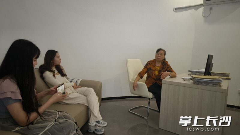 市民在向“金牌调解员”咨询相关事务。 长沙晚报全媒体记者 周小华 摄