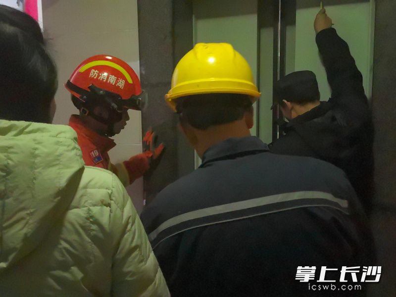 消防救援人员正在施救。  长沙晚报通讯员 阮鹏霖 摄