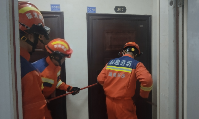 月亮岛消防救援站救援人员破门救援现场。通讯员供图