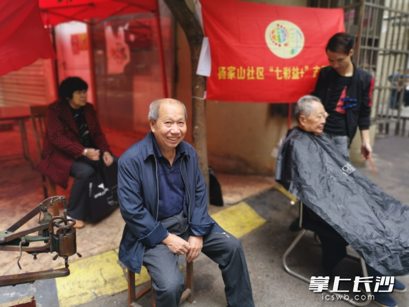 排队理发的长者。