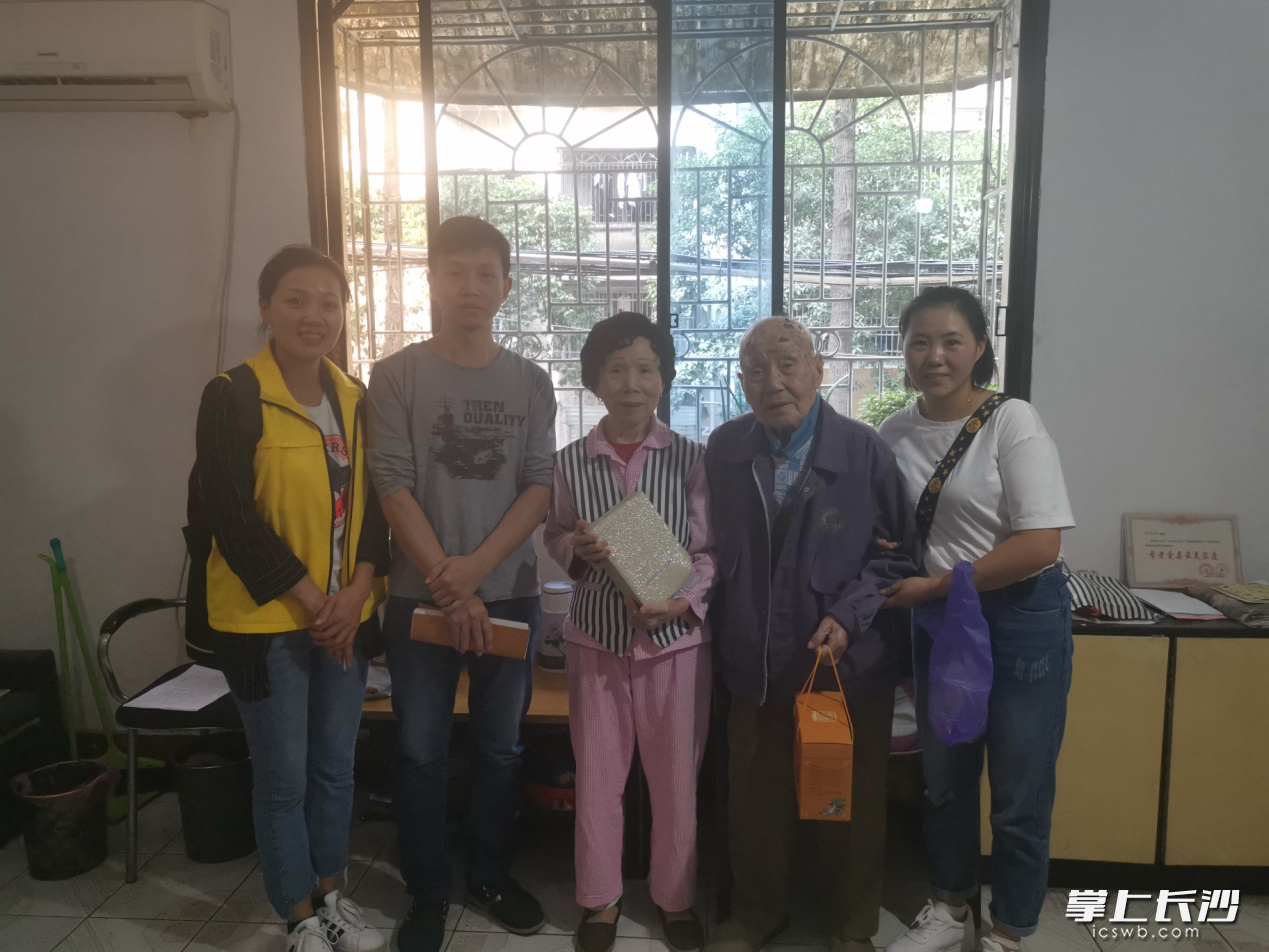 为99岁老人送上慰问与祝福。