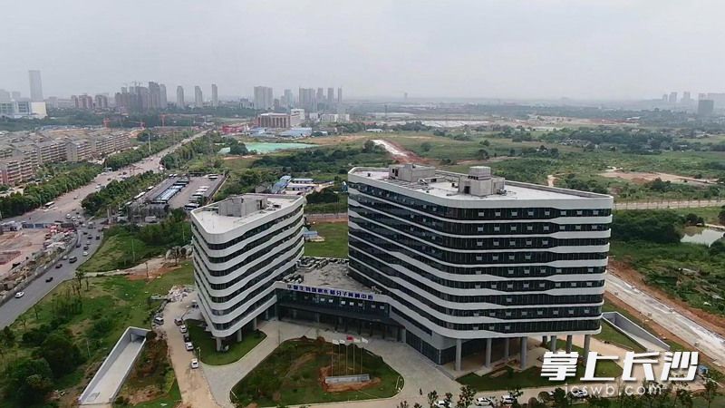 今年9月底，位于隆平高科技园“种业硅谷”核心区的国家水稻分子育种研发基地项目一期正式投用，华智水稻生物技术有限公司搬入“新家”。该基地将建成国际一流的现代种业高科技研发中心与技术服务中心，打造中国种业“中国芯”。长沙晚报全媒体记者 陈焕明 通讯员 徐艳艳 摄影报道