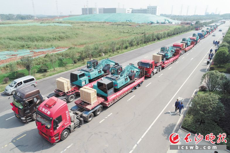9日，节后第一天，山河智能便交付首批智能遥控挖掘机，成为全国首家实现智能遥控挖掘机市场化的企业。彭骏 供图