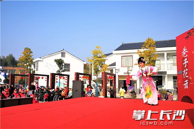 在宁乡巷子口镇，一场联欢会在同心村庄举行，这里居住着许多住房在2017年洪灾中垮塌的贫困户，易地搬迁之后也，他们正迎来新生活，享受丰富多彩的文化生活。长沙晚报全媒体记者 张禹 摄