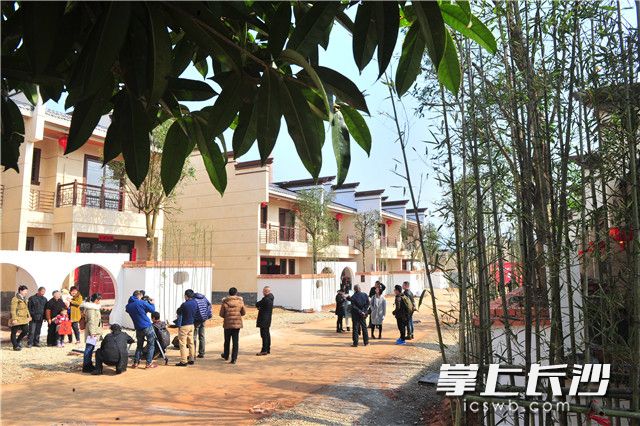 长沙县高桥镇易地扶贫搬迁项目白鹭湖生态小镇，68户生态移民扶贫户搬进中式风格的新家，迎接新生活。长沙晚报全媒体记者 贺文兵 拍摄