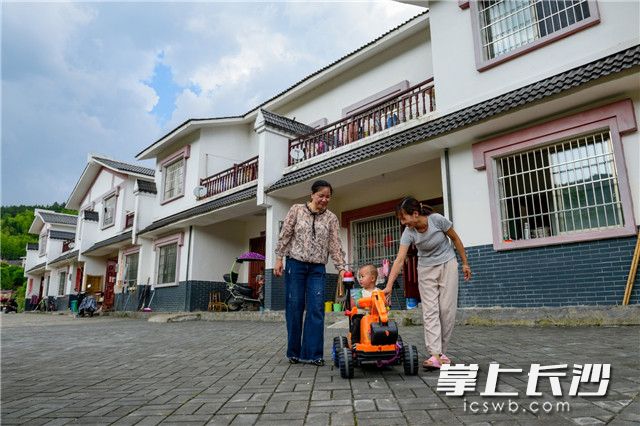 用最好的地建最好的房，打造“五分钟”生活圈”，田溪村易地搬迁集中安置点配套建设了学校、医疗卫生室、电商平台等项目，让搬迁户享受最为便捷的服务，收获稳稳的幸福。 长沙晚报全媒体记者 陈飞 拍摄