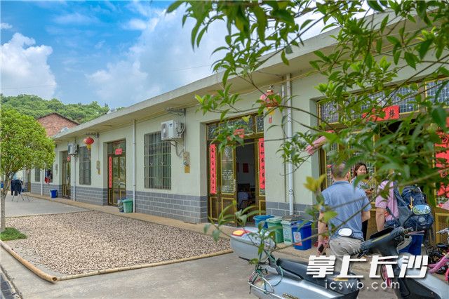 浏阳市小河乡皇碑村易地搬迁集中安置点，10栋平房联排在一起，家家户户干净整洁，搬迁户居住环境得到改善。 长沙晚报全媒体记者 陈飞 摄