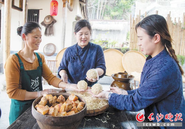 对于龙田扎肉的制作，肖凤君（中）从来都是细致入微、精益求精，她亲手操作并向乡亲们悉心传授制作技艺。均由长沙晚报通讯员 杨跃清 谢静波 摄影报道