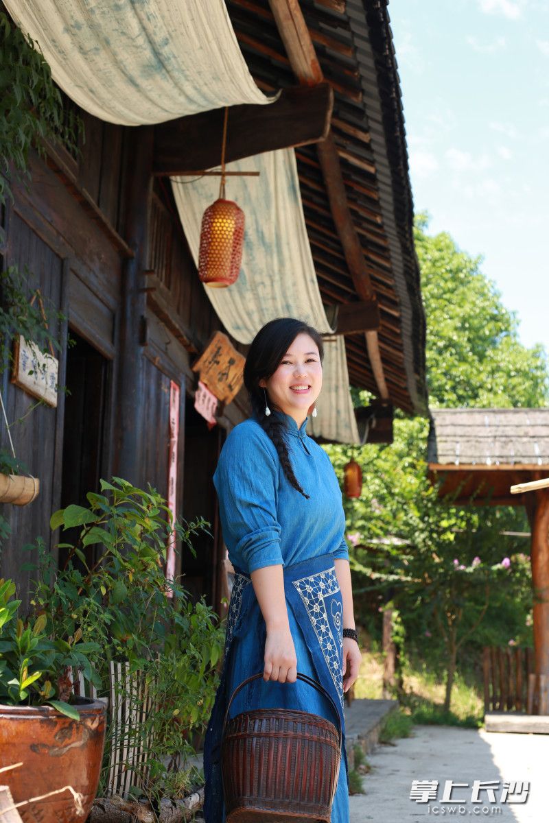 看着公司逐步运营稳健，为乡亲们带来可观收入，肖凤君开心不已。