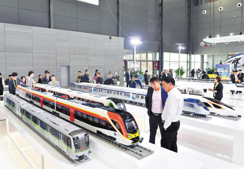 博览会展出的轨道交通模型吸引了参观者的目光。 长沙晚报全媒体记者 周柏平 黄启晴 摄影报道
