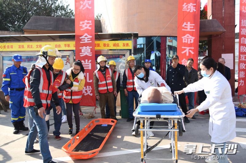 11月22日上午，开福区举行工贸企业起重伤害应急救援演练暨“安法宣传周”主题宣传活动。均为长沙晚报全媒体记者 刘琦 摄