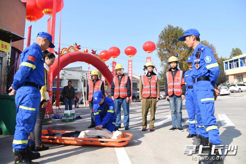 蓝天救援队队员对“伤者”进行抢救。