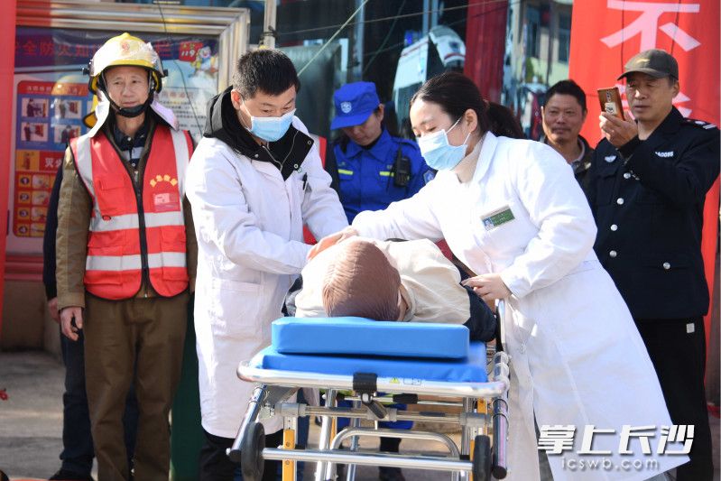 医务人员将“伤者”送上救护车。