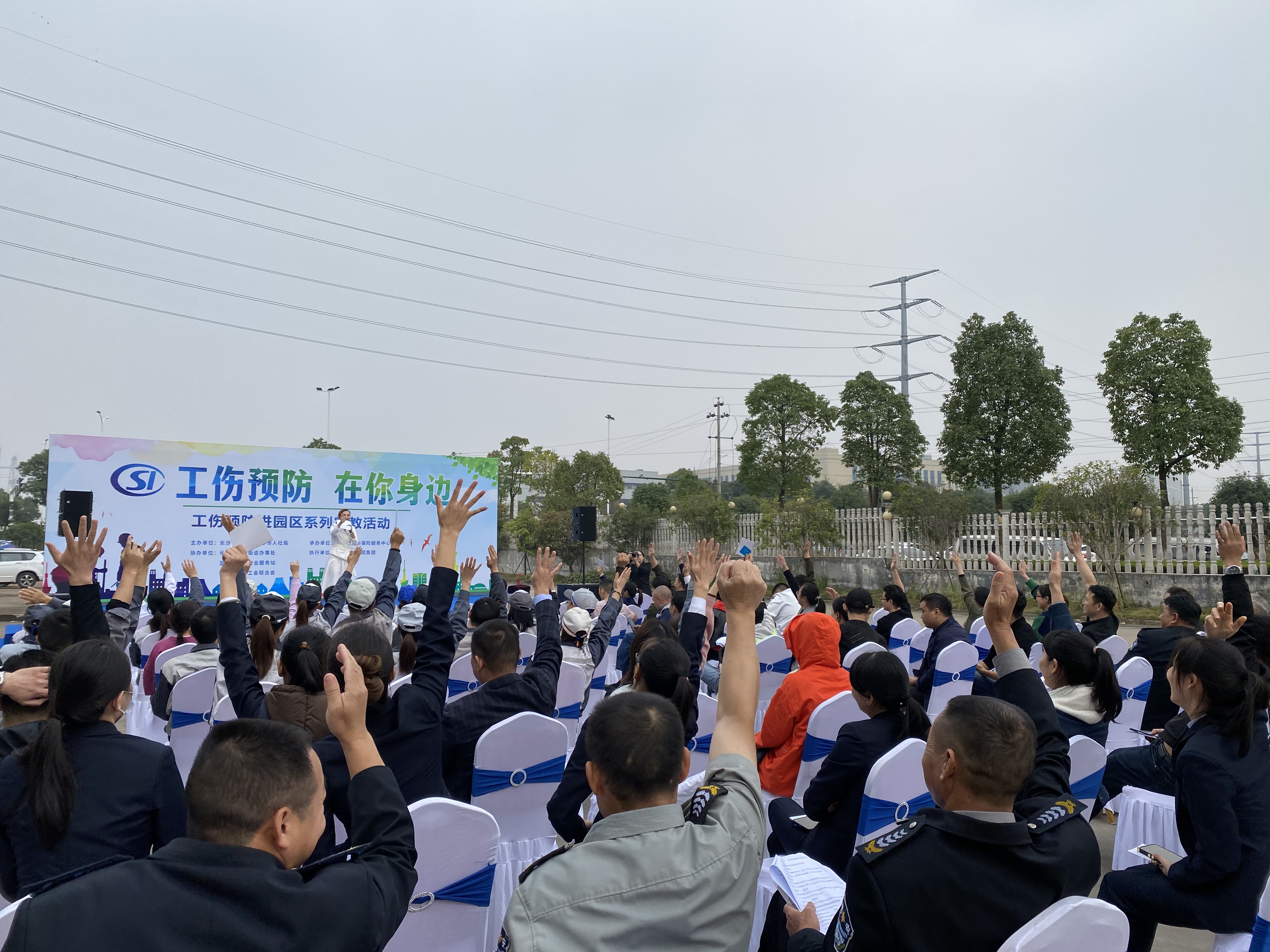 员工们踊跃回答问题