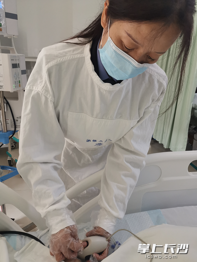 民警周汭化身“白衣天使”，上医院为老人办证。芙蓉警方 供图