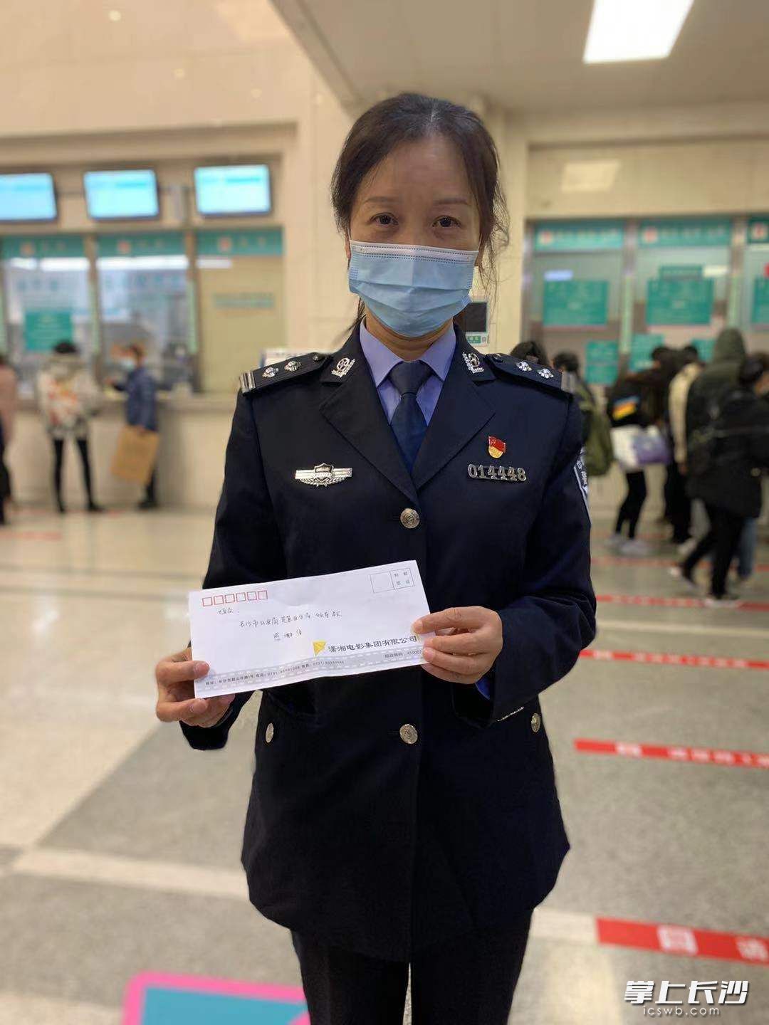 周汭收到家属送的感谢信。长沙晚报全媒体记者 邓艳红 摄