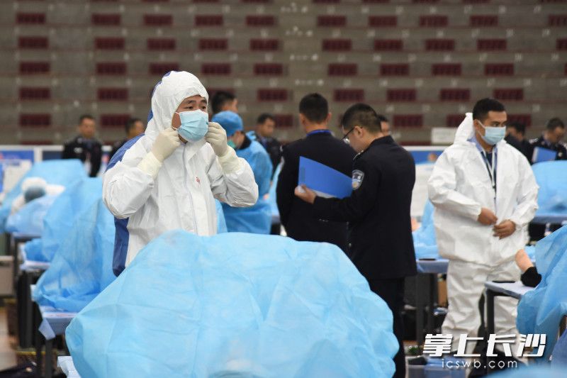 参赛法医们全副武装，开始比赛。   均为长沙晚报全媒体记者刘琦摄