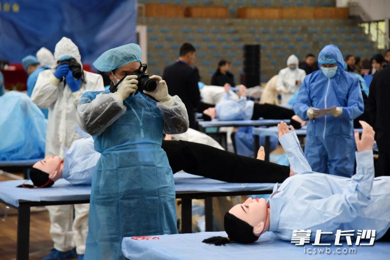 拍照记录是法医必备的技能。