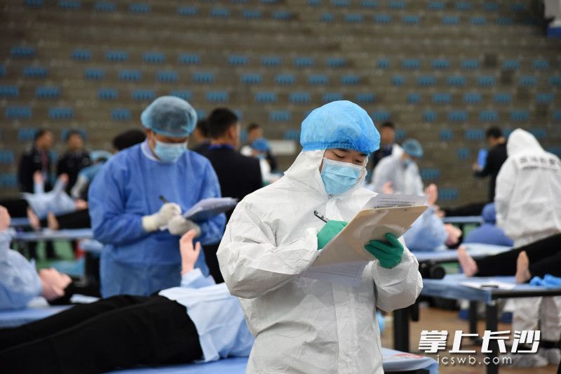 对于现场发现的重要线索，法医需要将其记录到表格上。