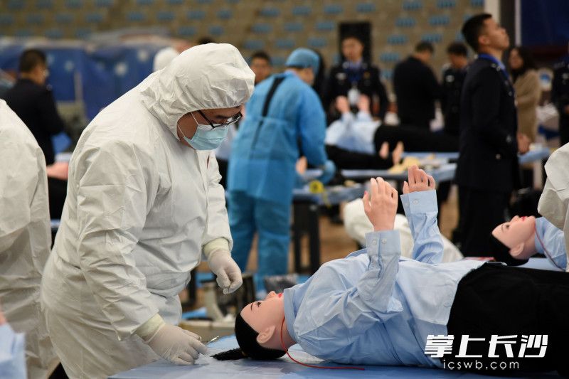 参赛法医从各部位收集物证。