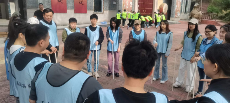 工会会员正在开展活动。