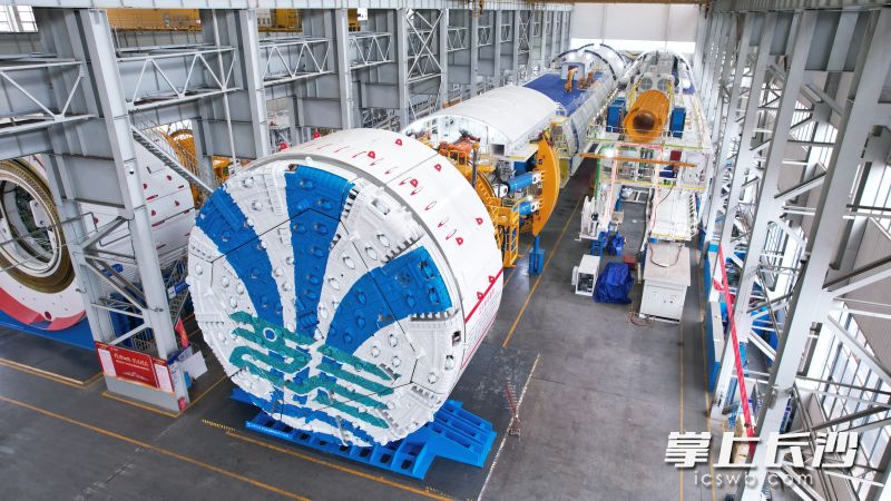 11.93米，国产最大直径敞开式岩石隧道掘进机在铁建重工下线。