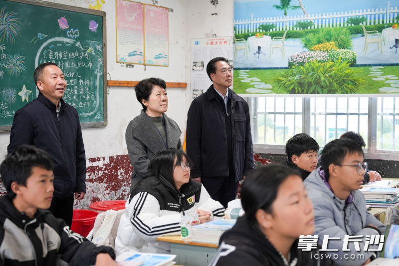 吴桂英在双凫铺中学调研，要求补齐基本设施配套短板，全力改善农村办学条件。 均为长沙晚报全媒体记者郭雨滴摄