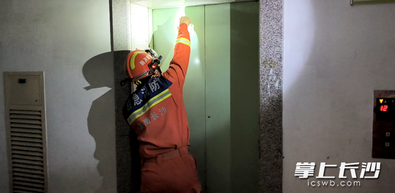 消防队员正在紧急营救电梯被困人员。 长沙晚报通讯员 陈常武 摄