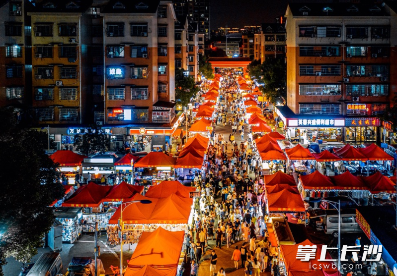 人气爆棚的扬帆夜市。 资料图片