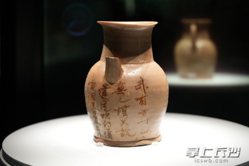 “我有方寸心”诗文瓷壶。