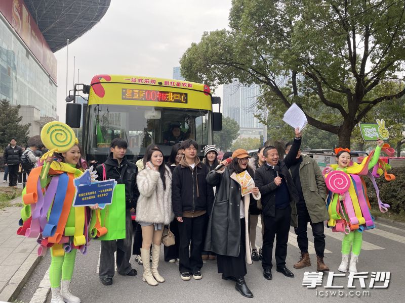 12月21日，往返于新、老红星市场的红星专线巴士开通，进一步高效便捷地服务老百姓的“菜篮子”。 均为长沙晚报全媒体记者 吴鑫矾 摄