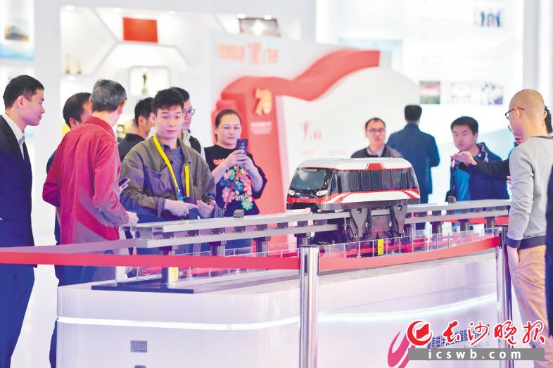 参观者正在观看磁浮列车模型。长沙晚报全媒体记者 黄启晴 王志伟 摄影报道