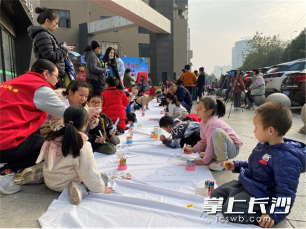 社区亲子进行绿色环保涂鸦