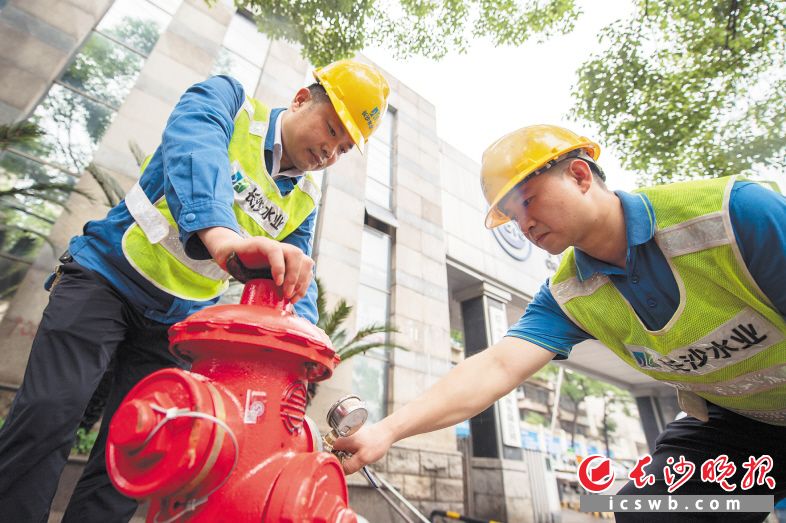 长沙城区的大街小巷共分布有16000余座消火栓，　新《条例》规定除灭火救援和消防训练外，任何单位和个人不得擅自启用消火栓。图为长沙水业工作人员正在对消火栓进行检修。长沙晚报全媒体记者 黄启晴 摄（资料图片）